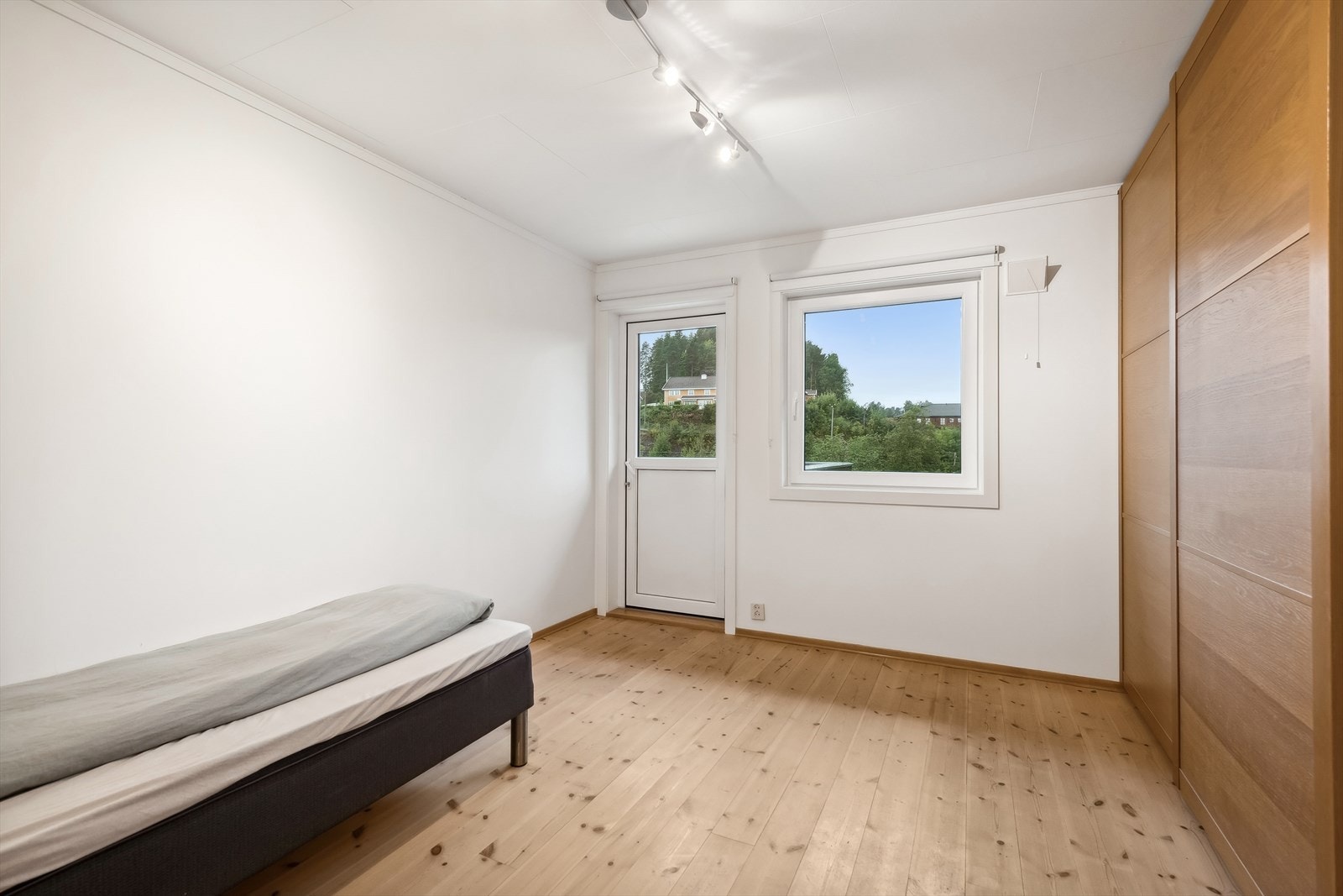 Soverom II har utgang til terrassen samt skyvedørsgarderobe for oppbevaring. Galleribilde