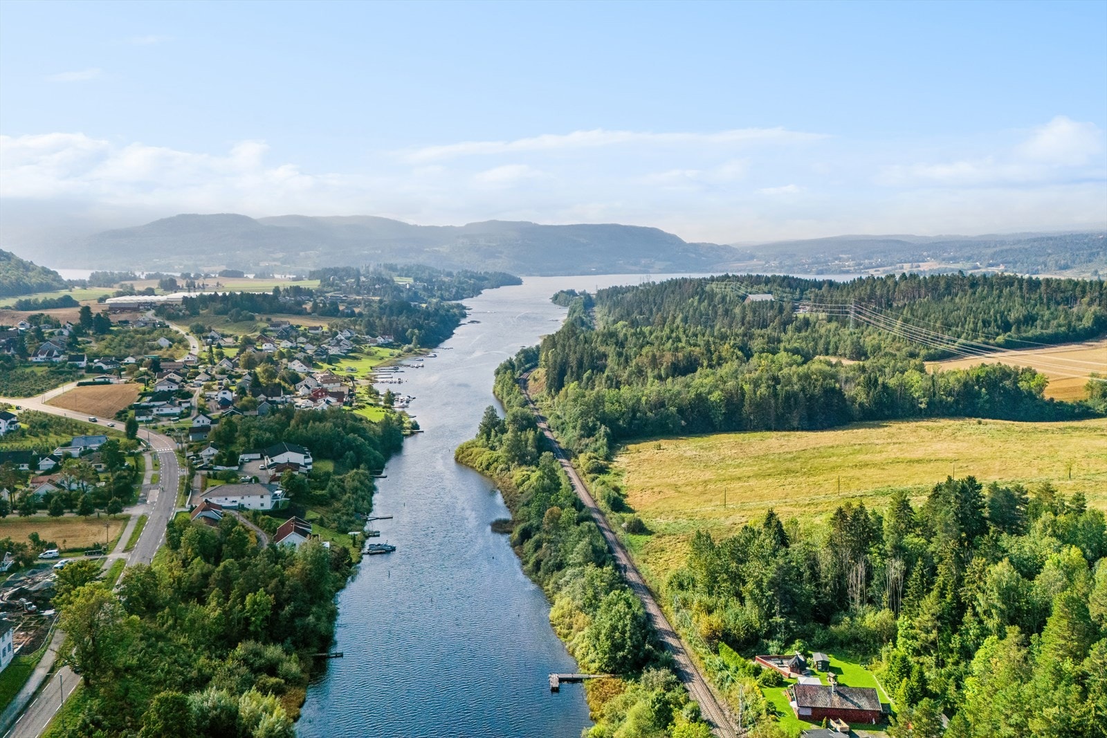 Huset har flott beliggenhet like ved vannet! Galleribilde