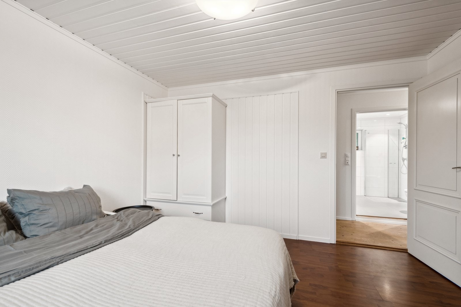 Medfølgende skap på hovedsoverommet. Galleribilde