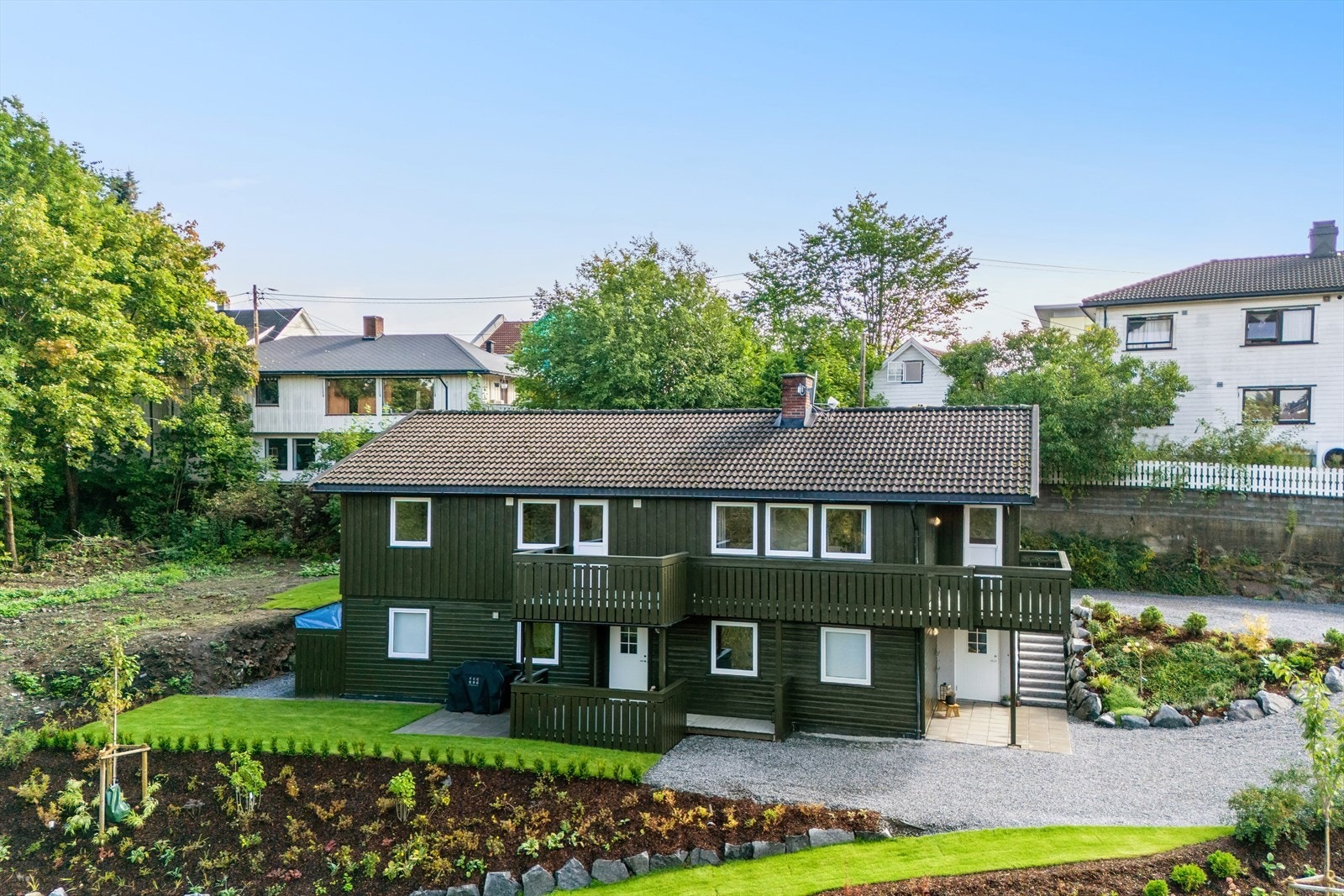 Eiendommen har en stor, skrånet og eiet tomt på 1 159,7 kvm. Galleribilde