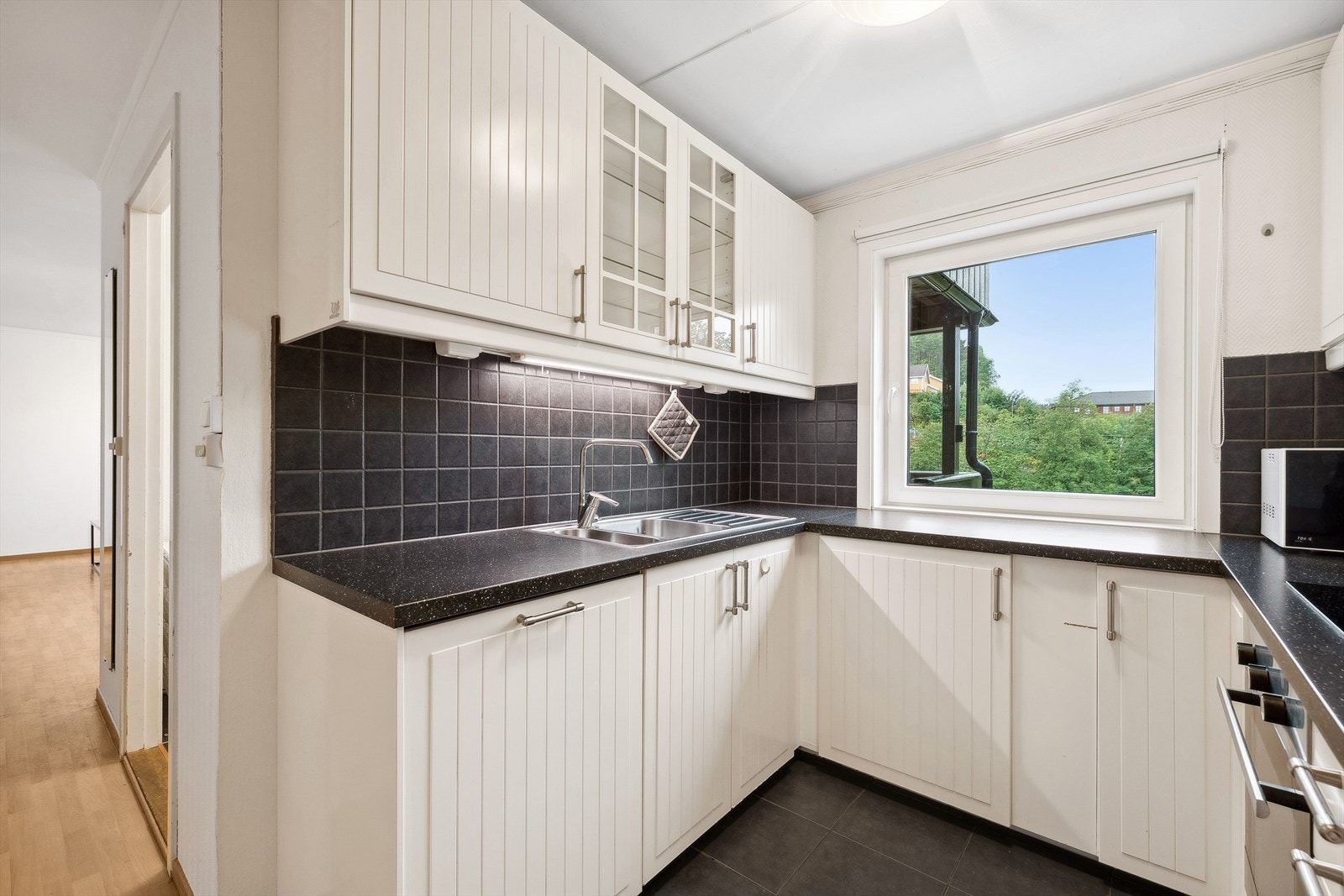 Boligens leilighet har et kjøkken i delvis åpen løsning. Galleribilde