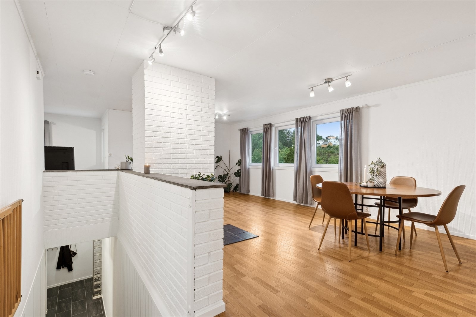 I 1. etasje ligger den romslige stuen/spisestuen. Galleribilde