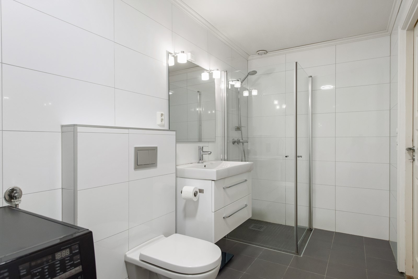 Badet i hybelen ble også pusset opp i 2015 og har fliser på gulv med gulvvarme. Galleribilde