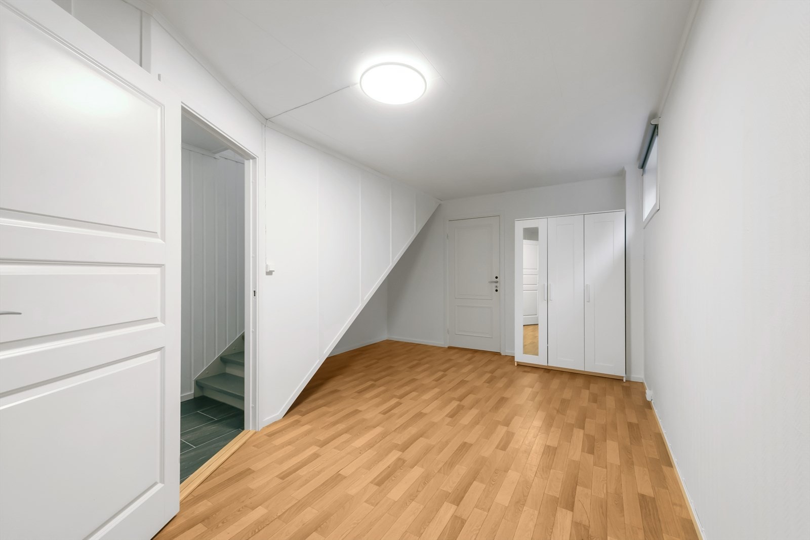 Tv-stue i hoveddelen i u. etasje. Galleribilde