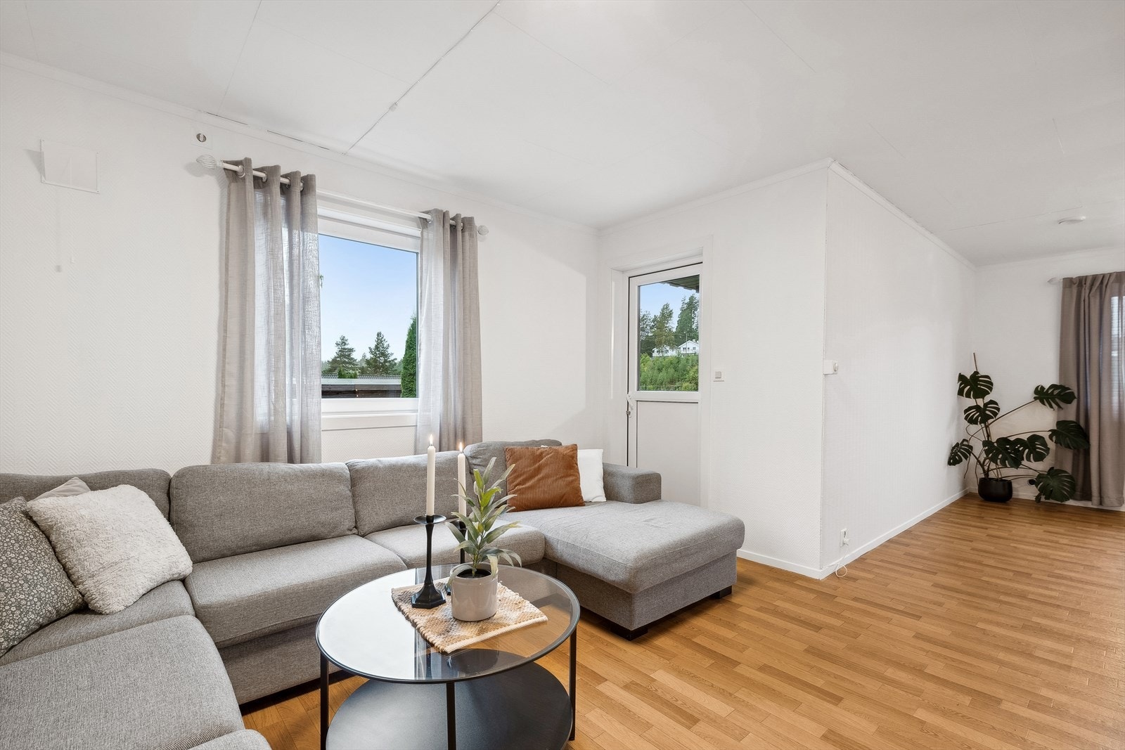 Stuen fungerer som boligens naturlige samlingspunkt. Galleribilde