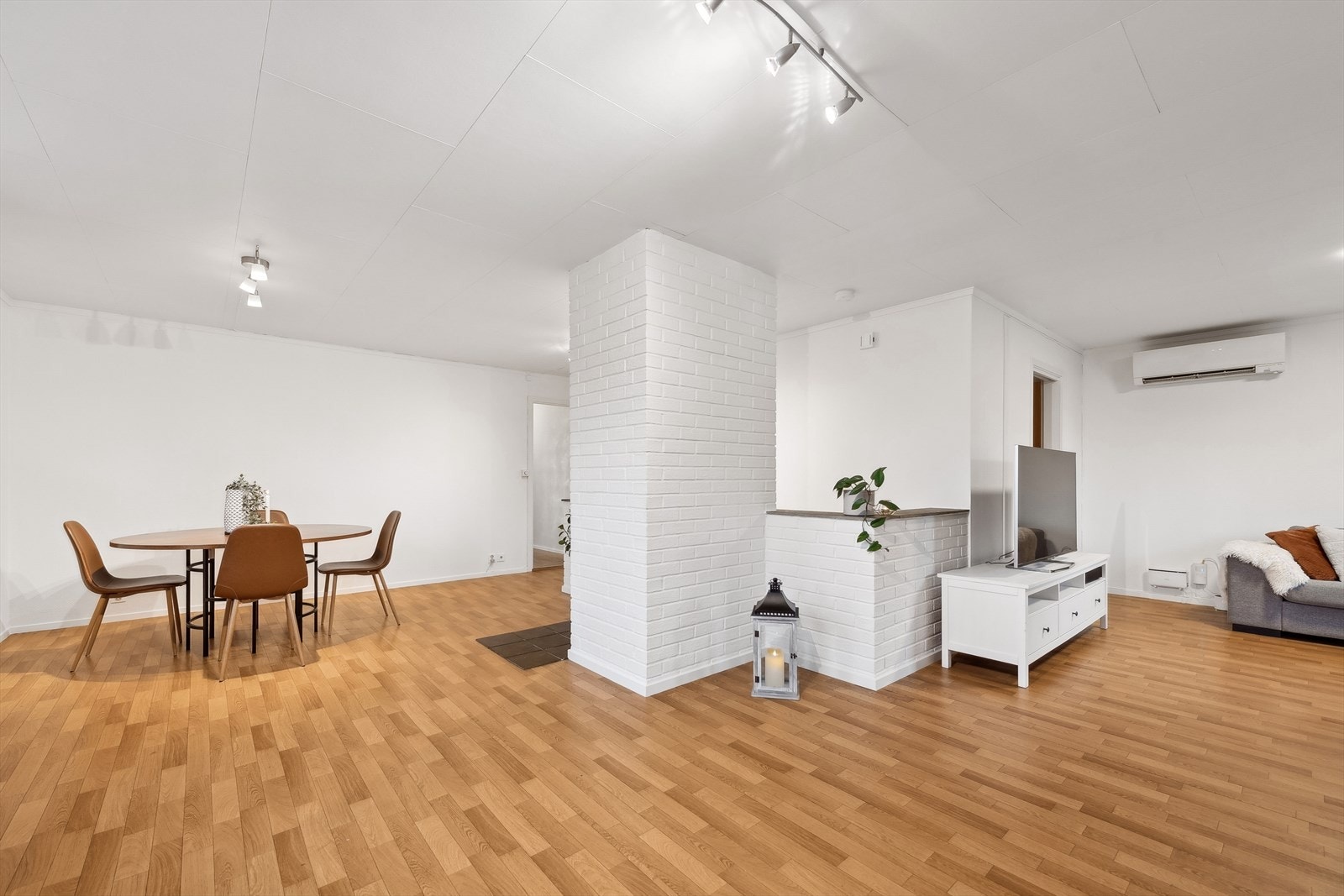 Stuen har gode møbleringsmuligheter med plass til både sofa og spisestuebord. Galleribilde