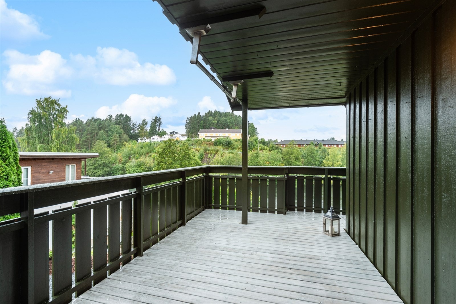 Det er utgang fra stuen i 1. etasje til en delvis takoverbygd terrasse. Galleribilde
