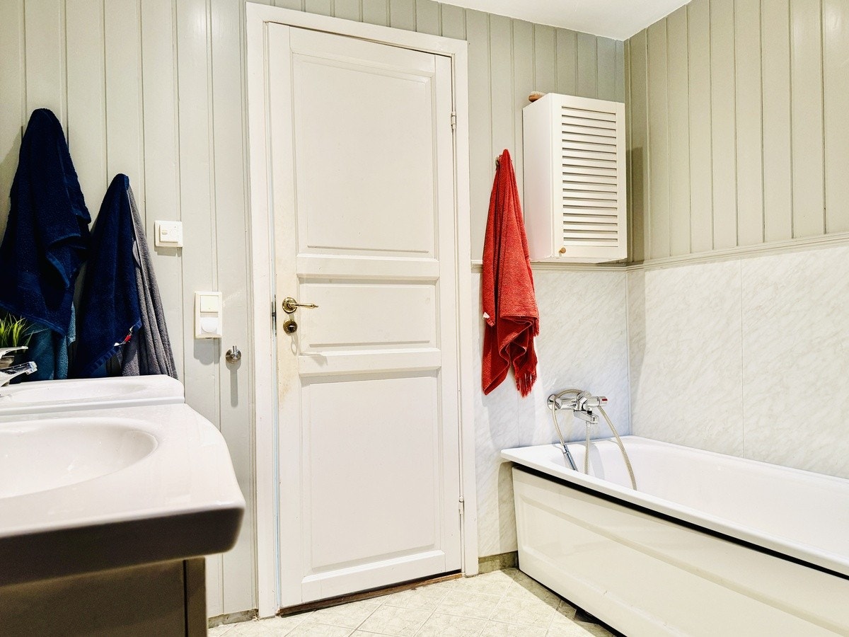 Hovedbadet har badekar. Ukjent om det brukes, men det er det anledning til. Galleribilde