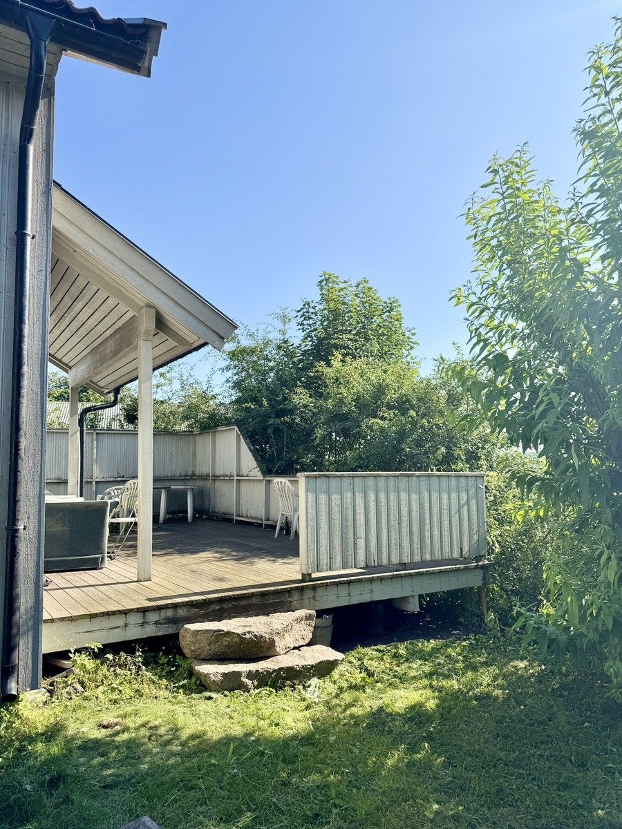 Frodig hage opp mot terrassen. Galleribilde