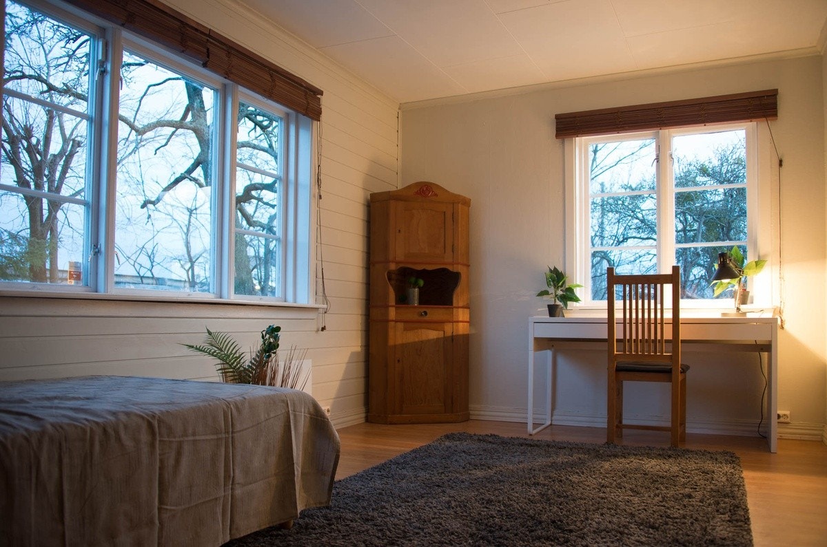 Største soverommet, 16m2. To store vinduer. Galleribilde