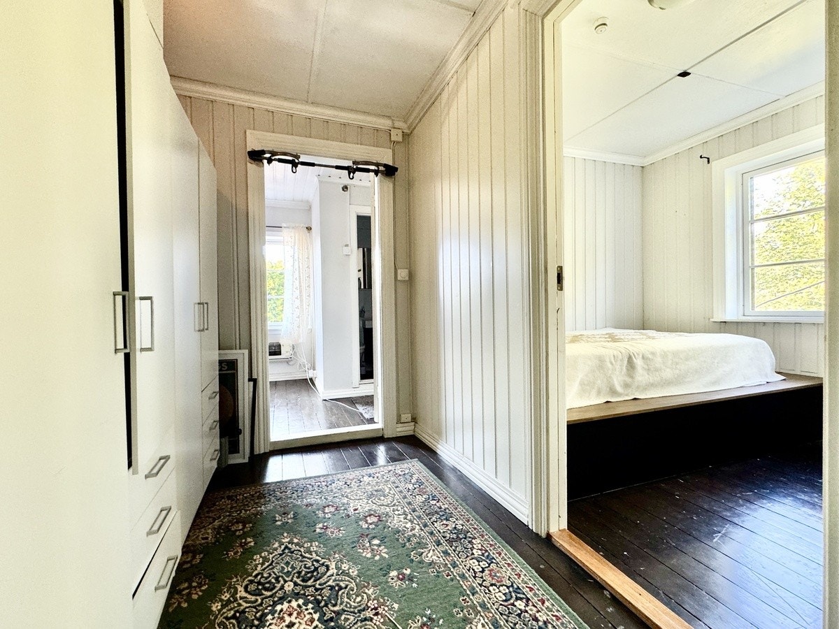 Gang fra soverom i andre etasje, med garderobeskap langs hele veggen. Leder ut mot trappegang: med nyere dusjbad, to boder i knevegg, samt inn til fjerde soverom (dobbeltrommet). Galleribilde