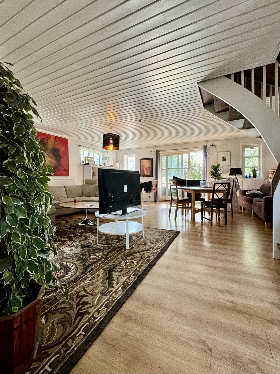 Stor stue med mange innredningsløsninger. Galleribilde