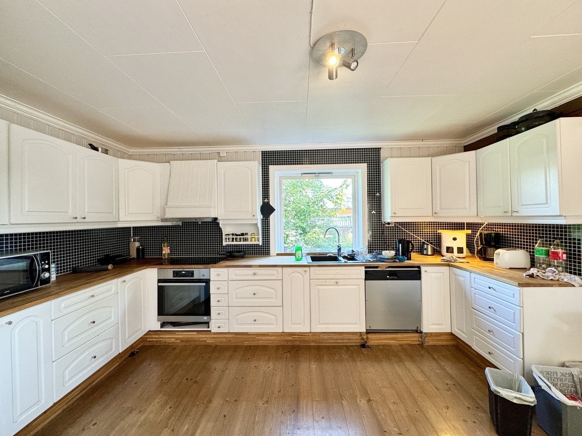 Innholdsrikt sigdalkjøkken av eldre dato, nyere kjøkkenbenk med utvidet kokeplatesone. Mikrobølgeovn, oppvaskmaskin osv. Skjøkkenet skal være fullt utstyrt. Galleribilde