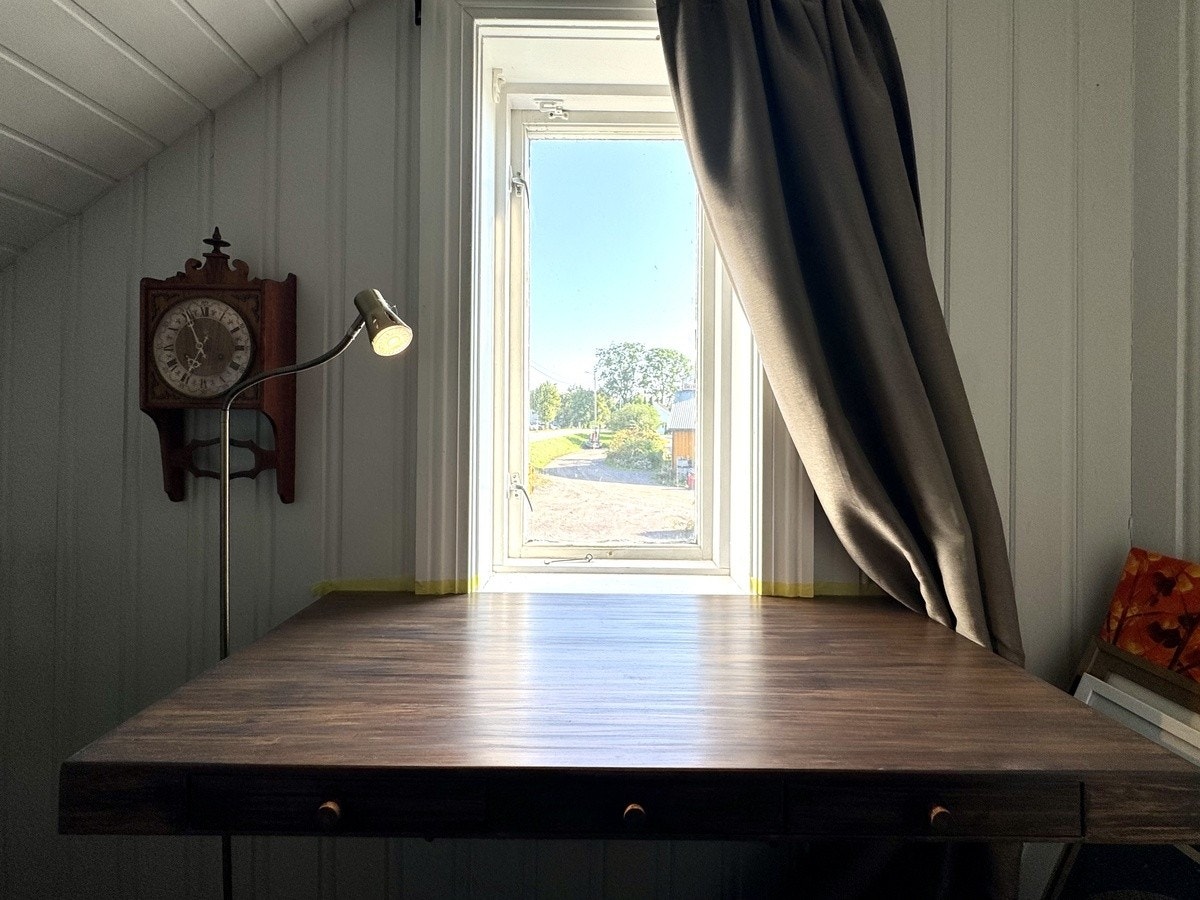 Fastmontert skrivebord på minste soverom. Galleribilde