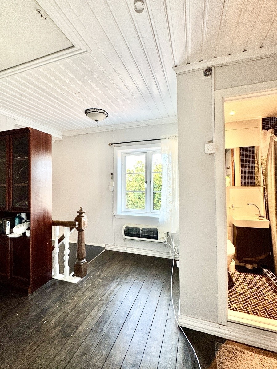 2. etg. Trappegango andre etasje hovedhus. Dører inn til dusjbad, to mindre kneboder, gang til tre soverom, samt dobbeltrommet som består at et større rom pluss et lite rom med skråvindu (ikke bilder i annonsen av disse rommene). Også veluxstige til loft. Galleribilde