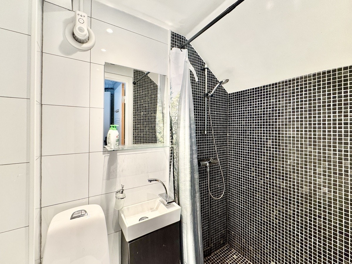 Dusjbad i andre etasje i hovedbygget. Av nyere dato. Noe vannskadet servantskap, men fungerer greit. Galleribilde