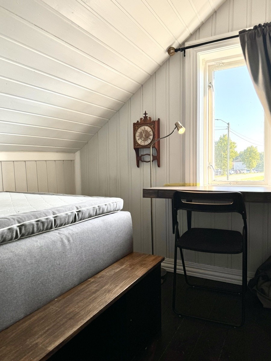 Minste soverom, med fastmontert skrivebord, innbyggingsseng med lagring under, og liten skyvedørsgarderobe (utenfor bildet, til høyre). Galleribilde