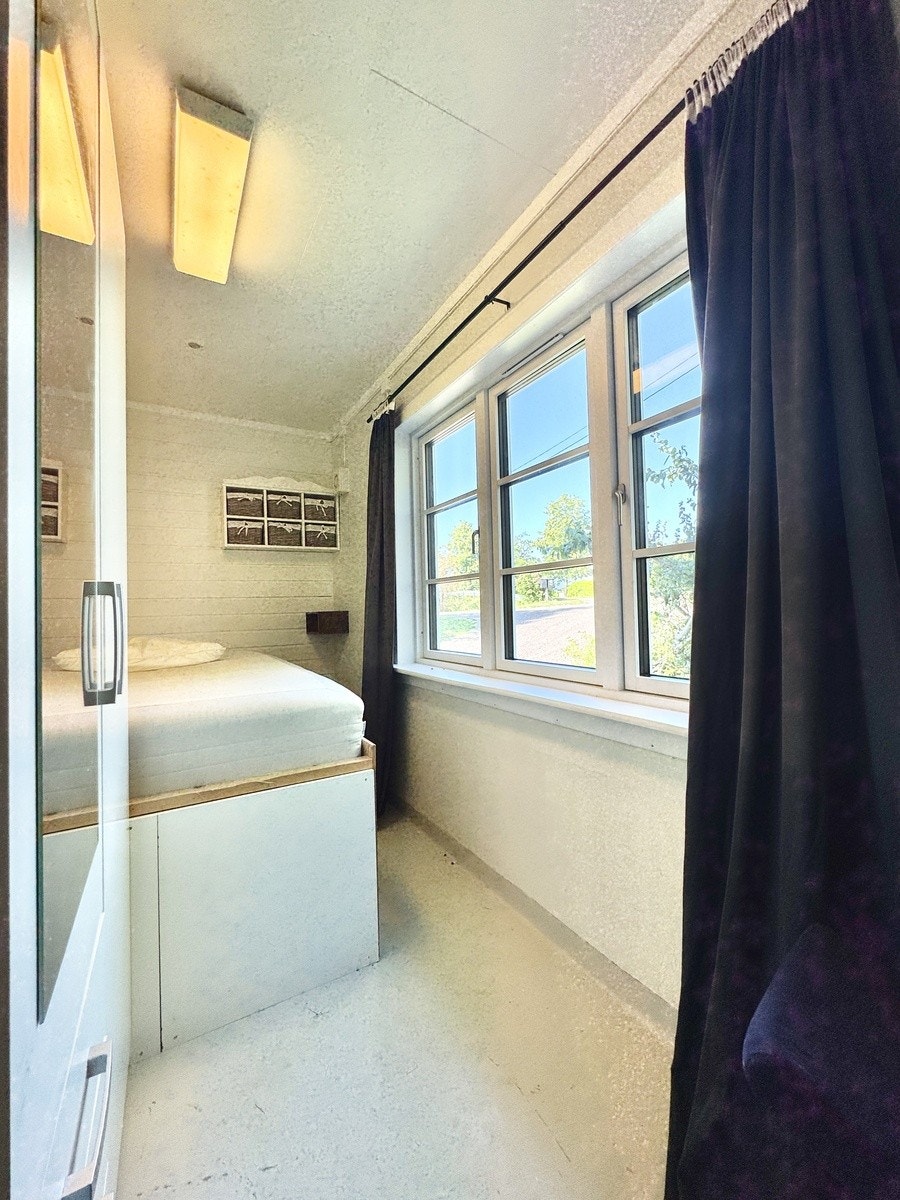 Lite men praktisk soverom nede, innbygget seng med lagring under. Enkel garderobeløsning med speil. Galleribilde