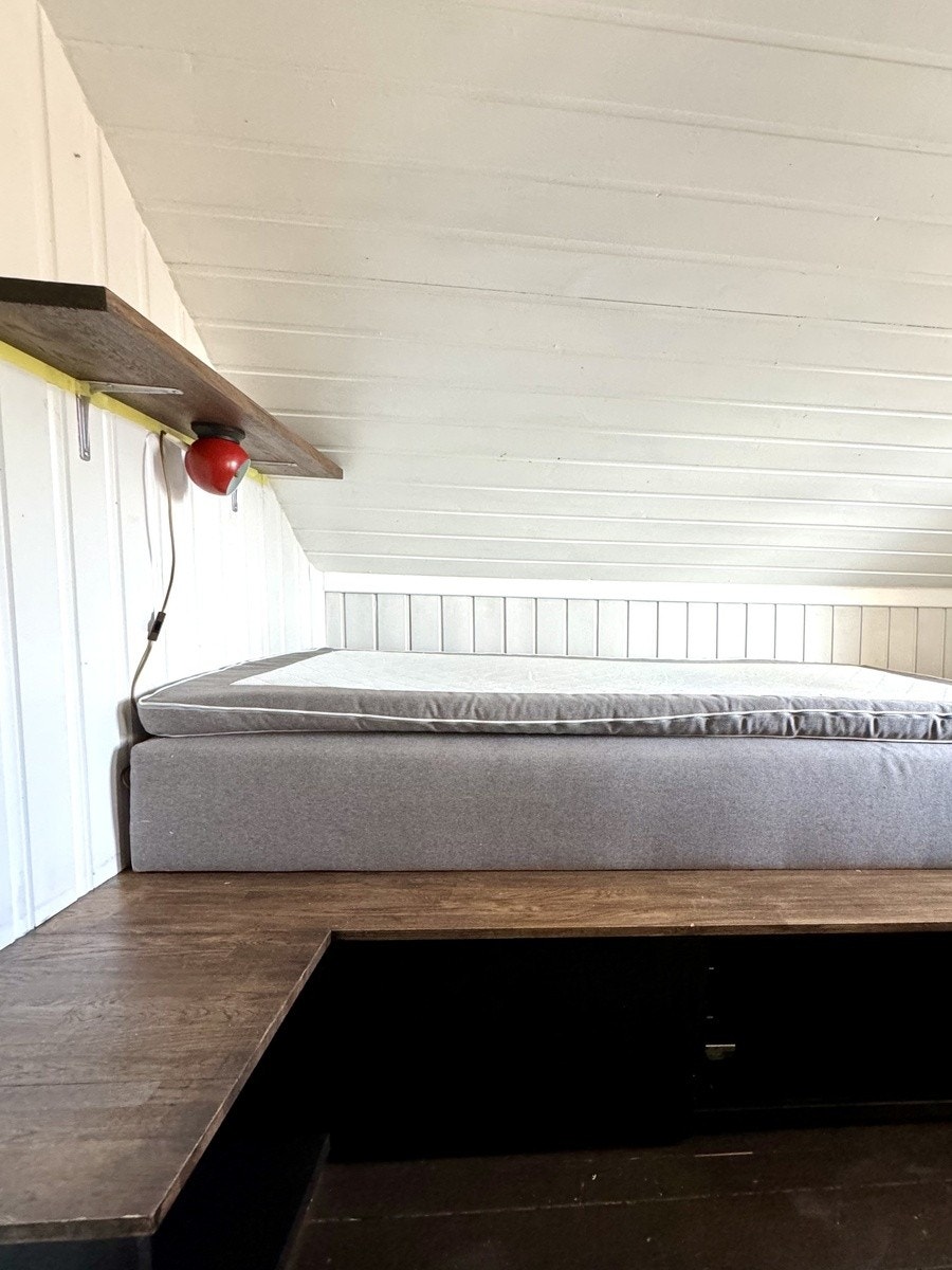 Minste soverom, med innbygget seng med 105cm bred madrass, lagring under. Galleribilde