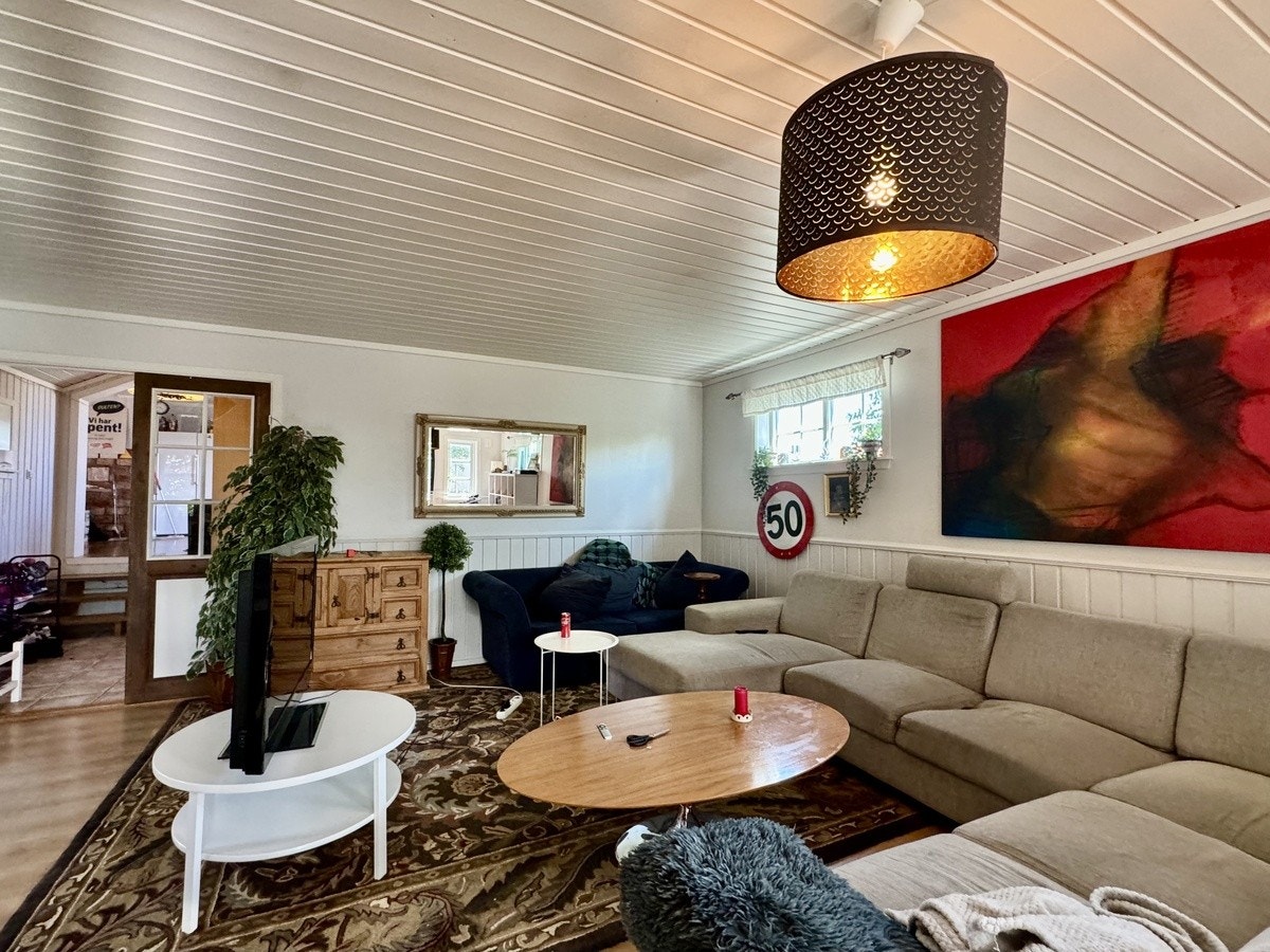 Svær stue med mye plass, man trenger ikke sitte oppå hverandre. Galleribilde