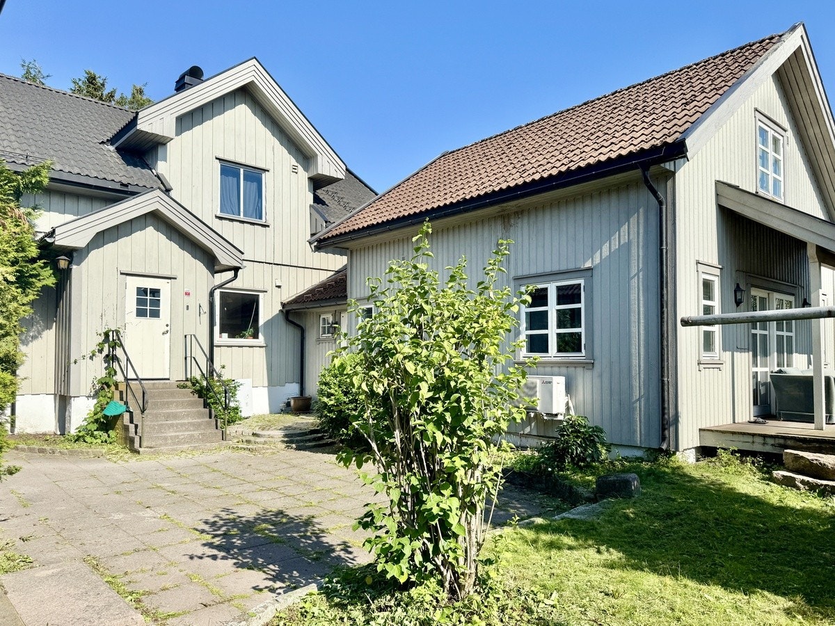 Stort hus leies ut i bofellesskap. Bilde fra atrium: tilbygg til høyre, originalt hovedbygg (fra ca 1910 til venstre. To separate innganger, de to husene knyttes sammen i mellomgangen (inngsngen til høyre). Galleribilde