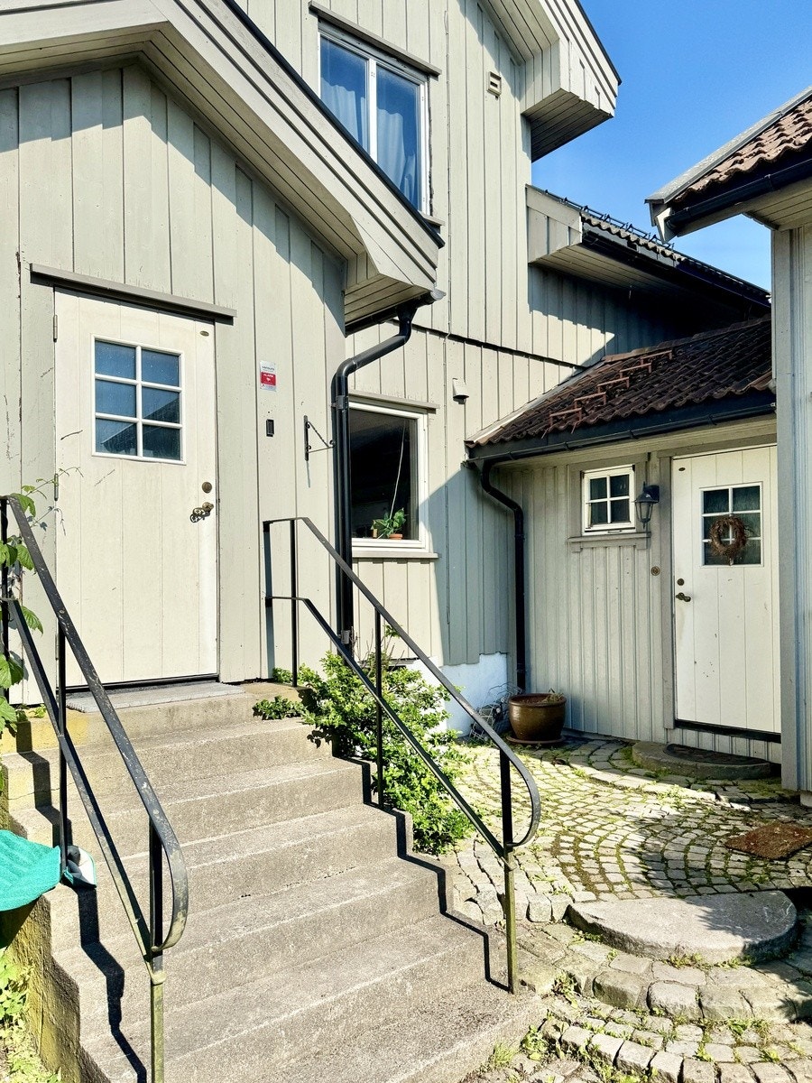 To innganger, husene knyttes sammen med mellomgangen/inngangspartiet til høyre. Galleribilde