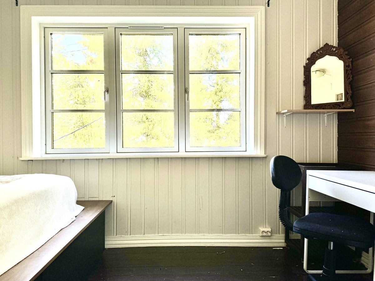 Store vinduer med mye lys. Skrivebordsplass. Galleribilde