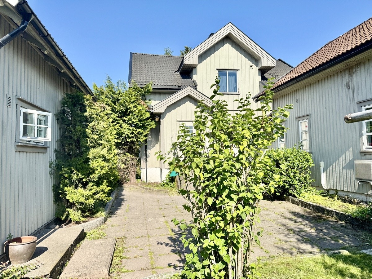 Hovedhus i midten, tilbygg til høyre, anneks til venstre. Galleribilde