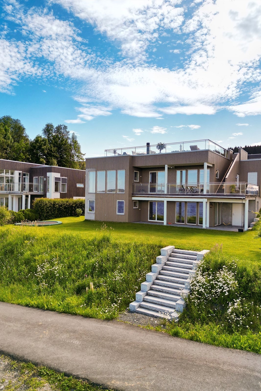 Vakkert opparbeidet tomteareal. Galleribilde