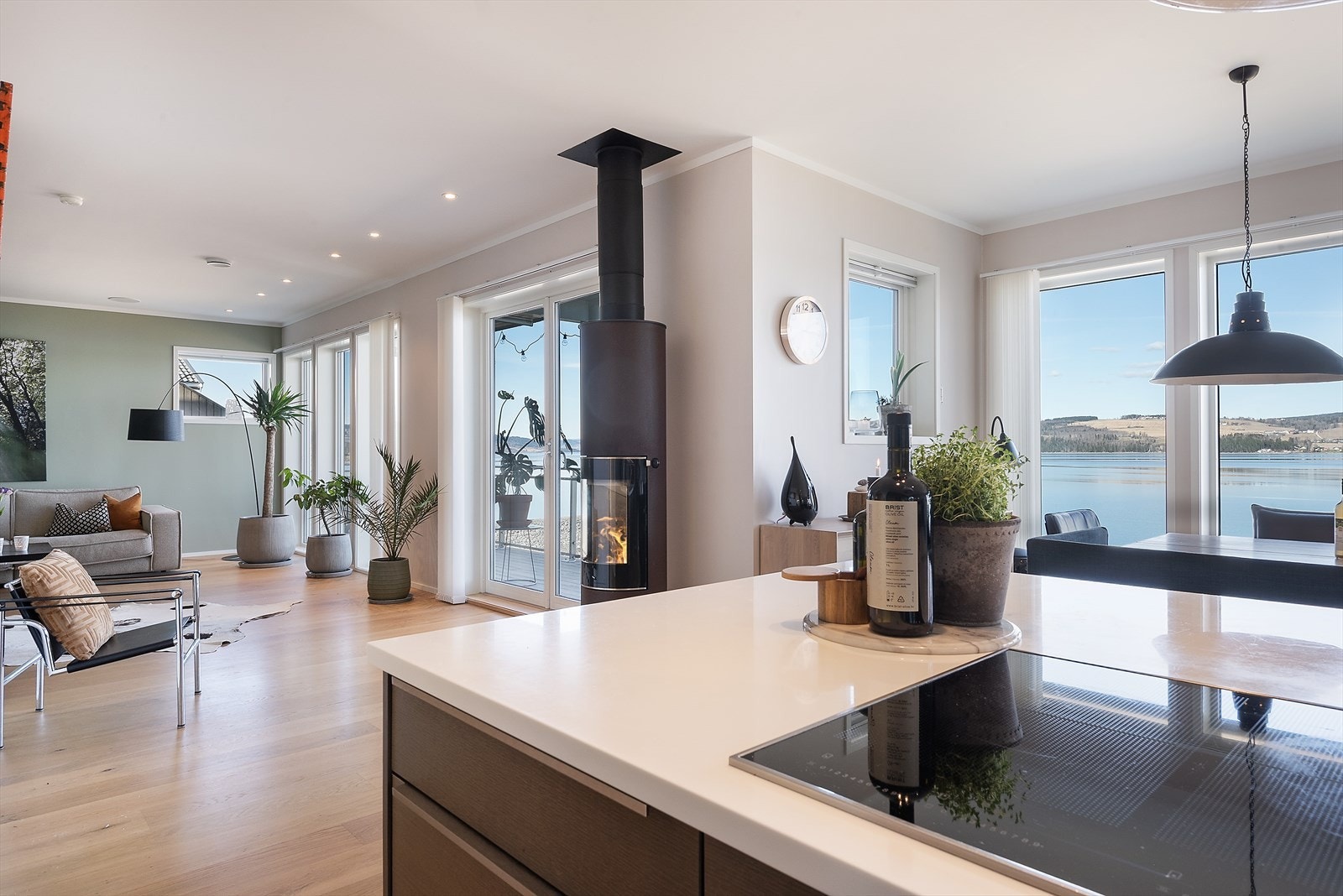 Lun og god atmosfære med vedfyring. Galleribilde