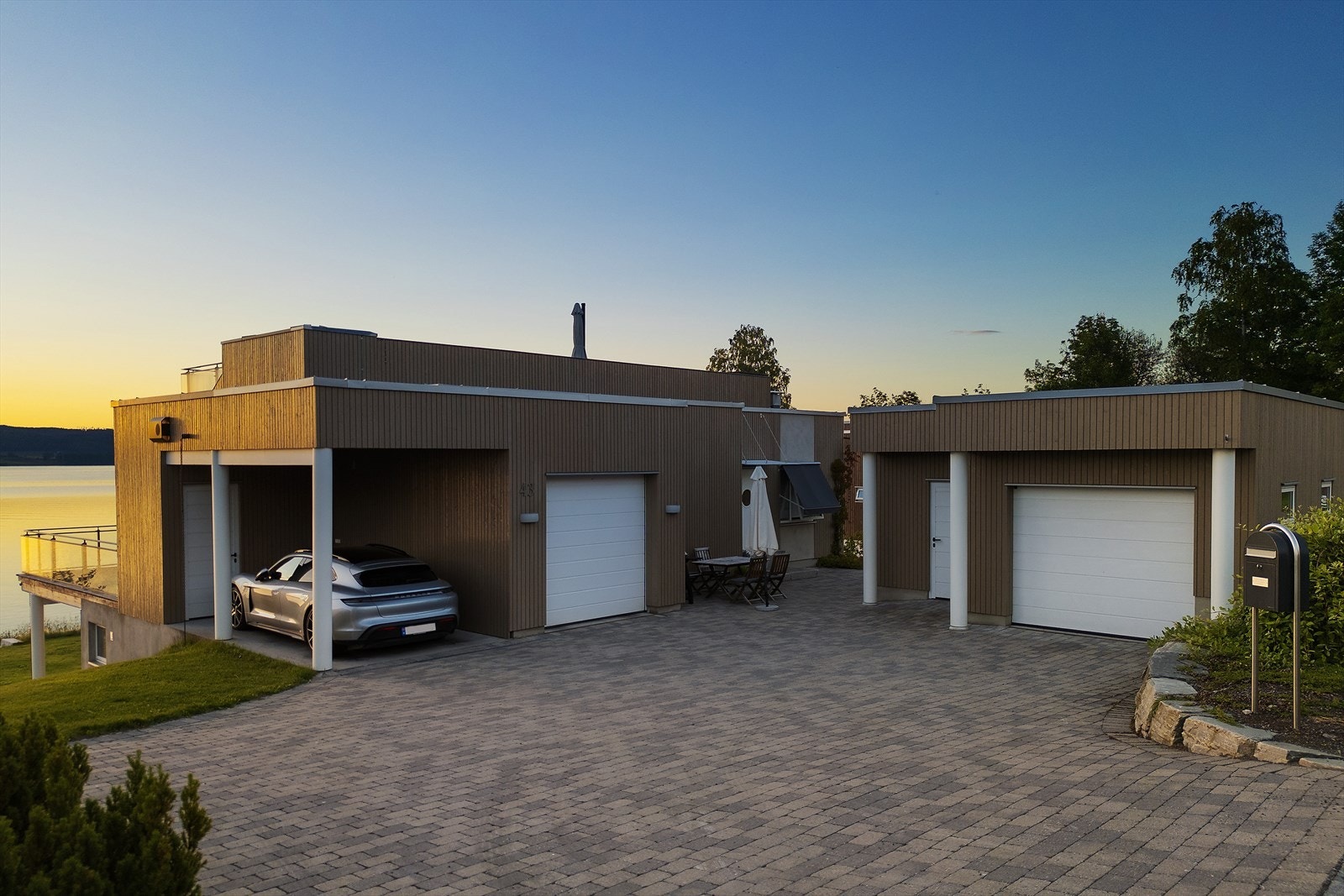 Bilene er parkert. Galleribilde