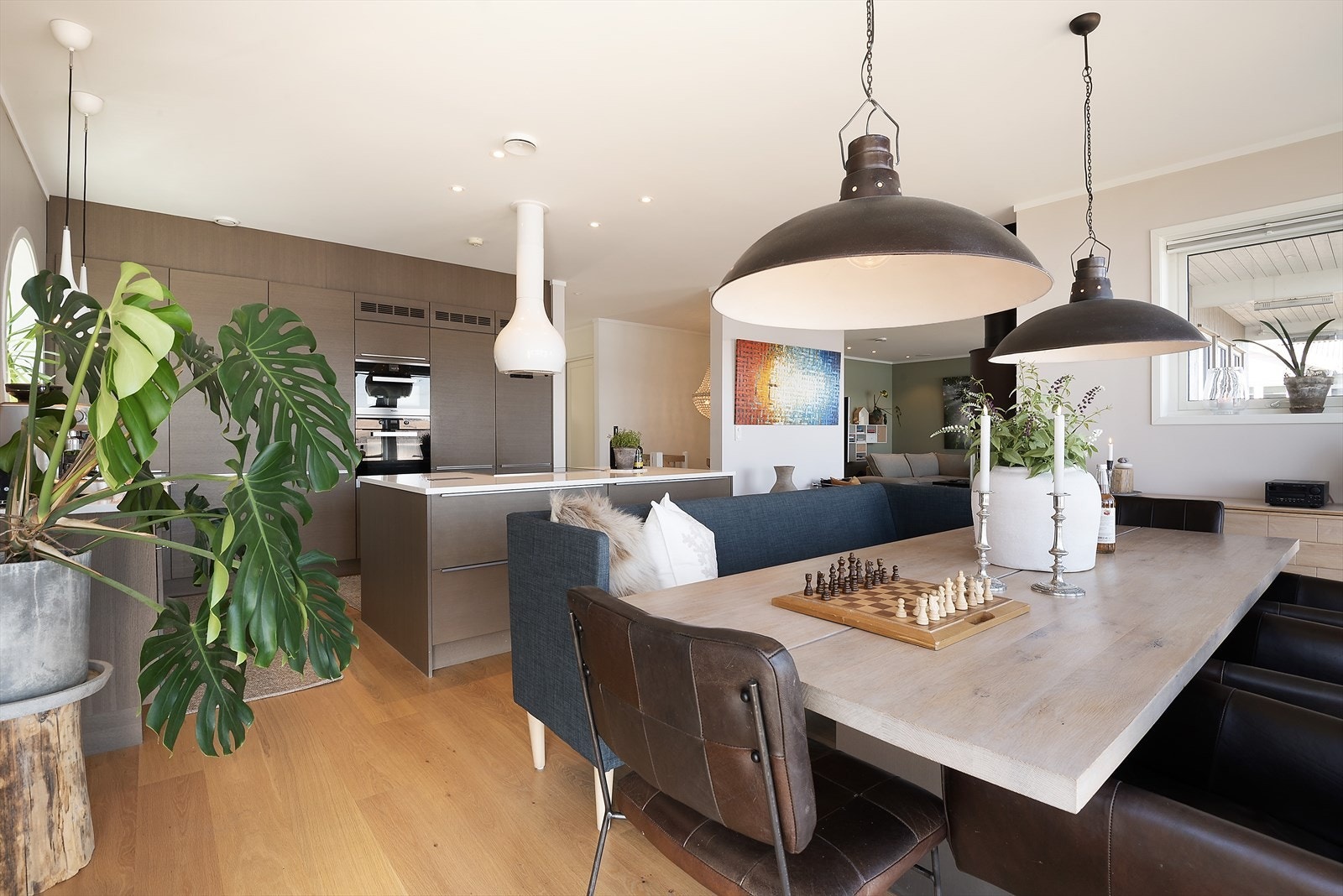 Romslig kjøkken i et moderne og pent fargevalg. Galleribilde