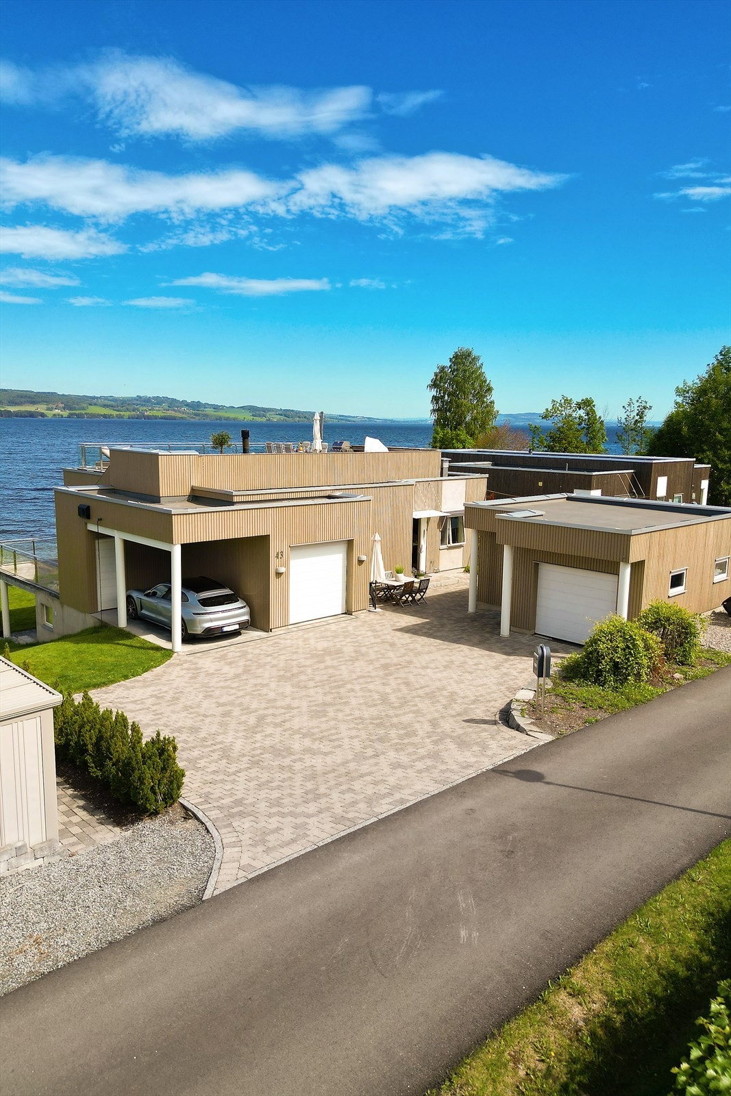 Frittstående garasje med bod. Galleribilde