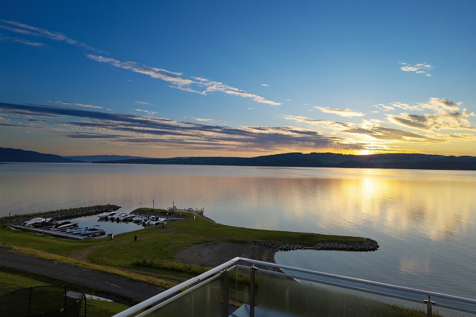 Blikkstille vann og speilbilde. Galleribilde