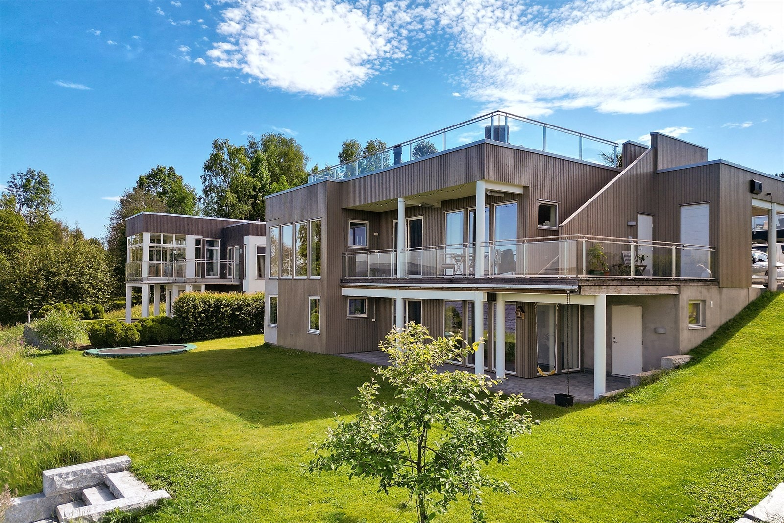 Romslig hage foran boligen mot Mjøsa. Galleribilde