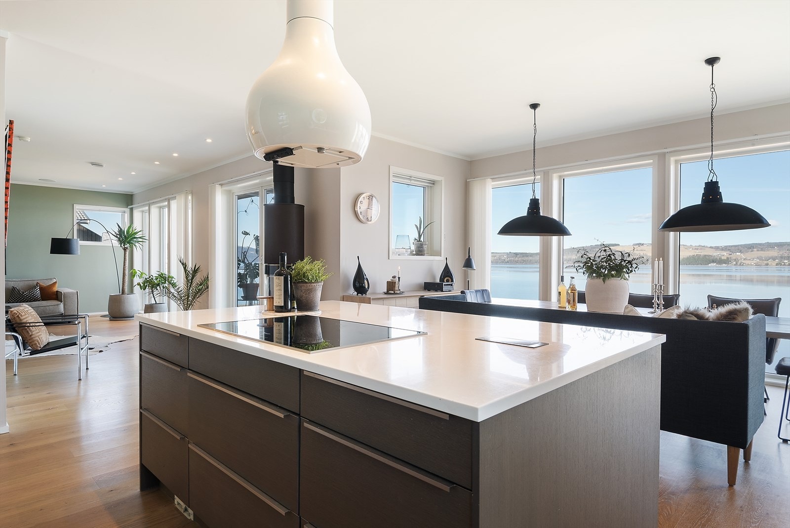 Store vindusflater gir godt med dagslys inn. Galleribilde