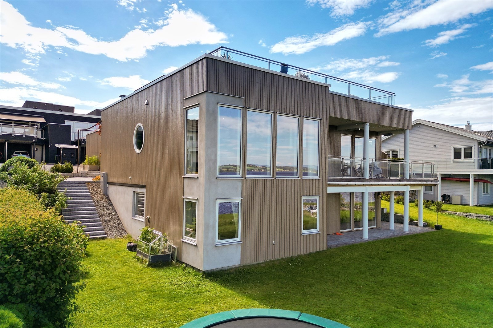 Pen tomt med plen og beplantning. Galleribilde