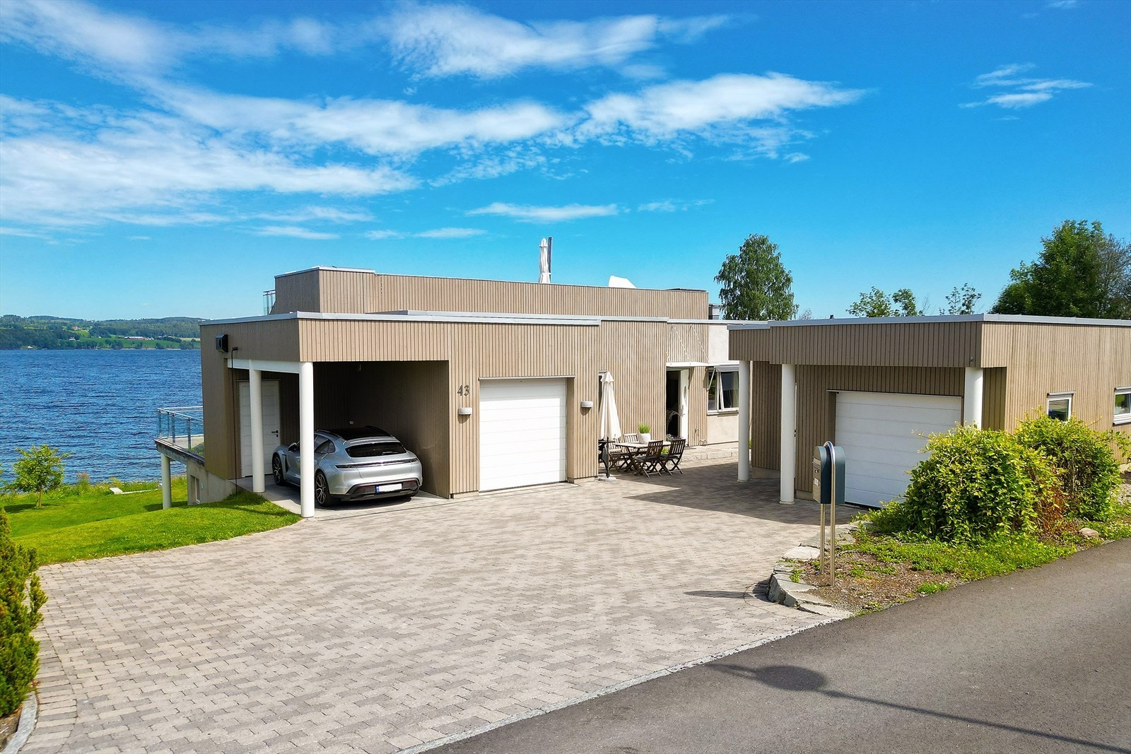 Innbydende gårdsplass med belegningsstein. Galleribilde