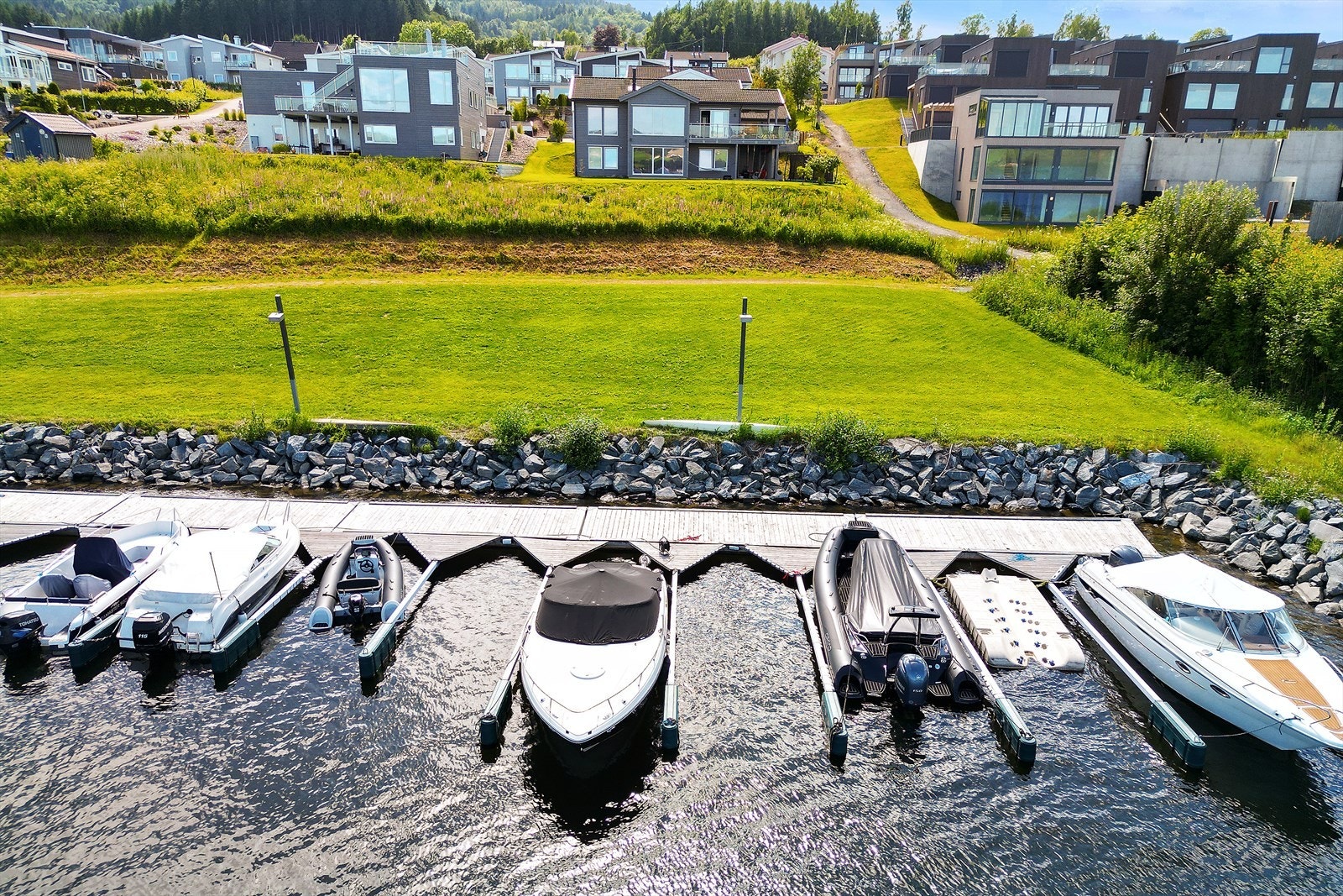 Nærhet til båthavn hvor egen båtplass medfølger. Galleribilde