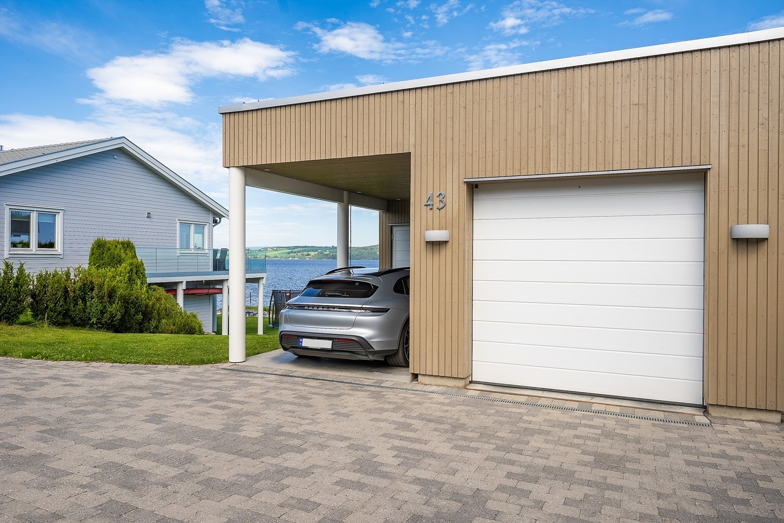 Garasje og carport. Galleribilde