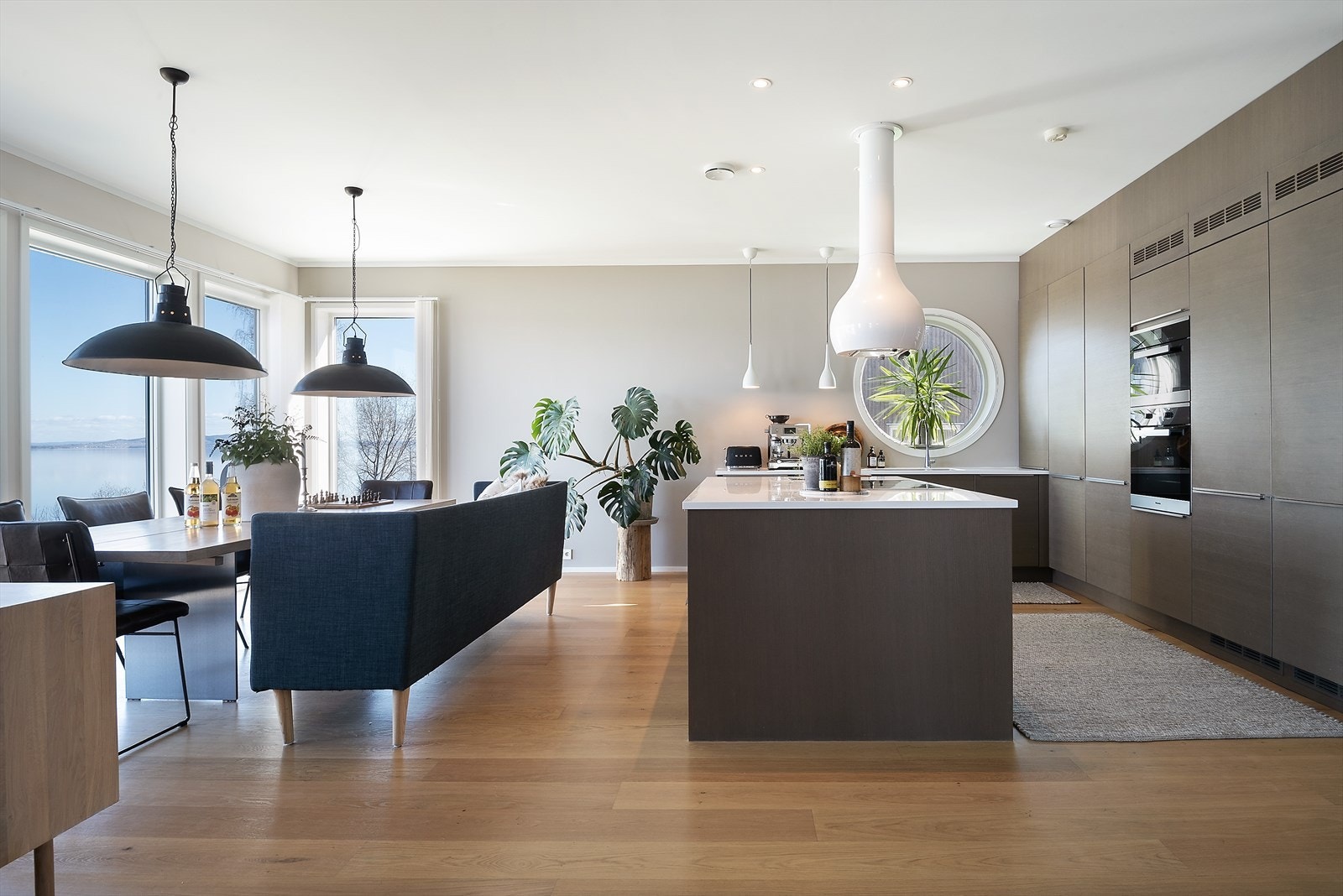 Stor kjøkken som har godt med skap- og benkeplass. Galleribilde