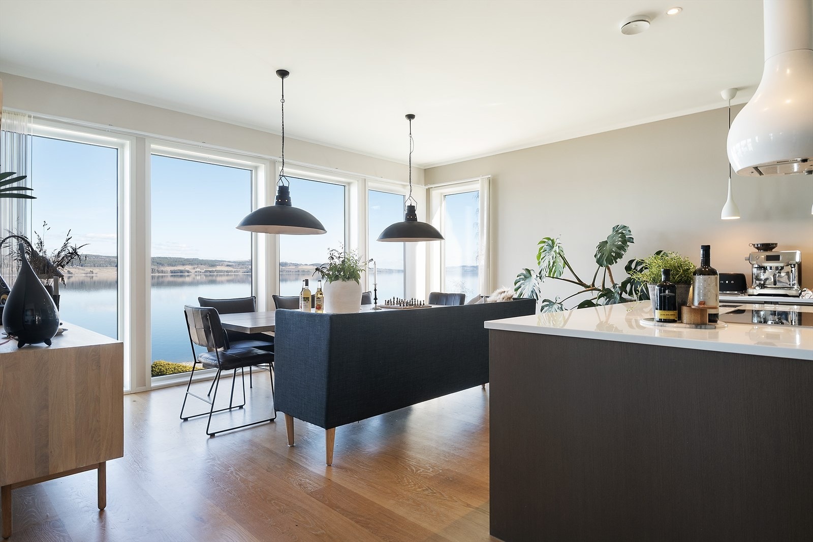 Nydelig spiseplass som del av kjøkkenet. Galleribilde