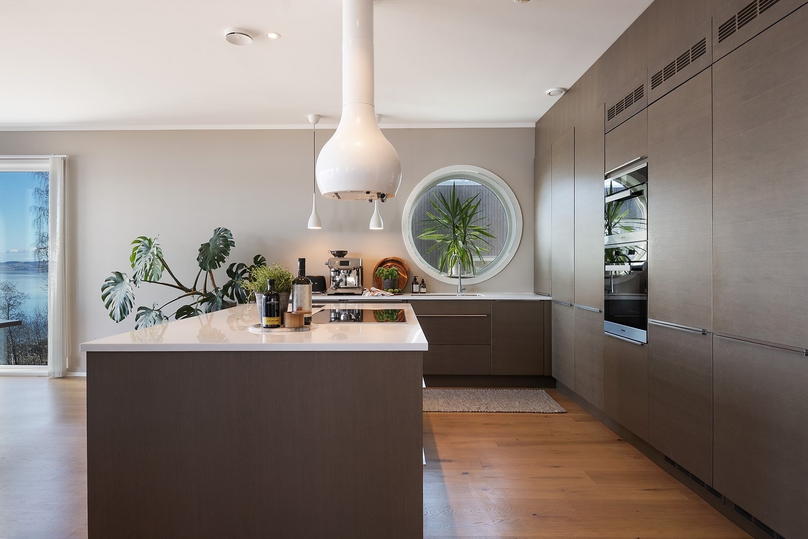 Lekkert kjøkken med integrerte hvitevarer. Galleribilde