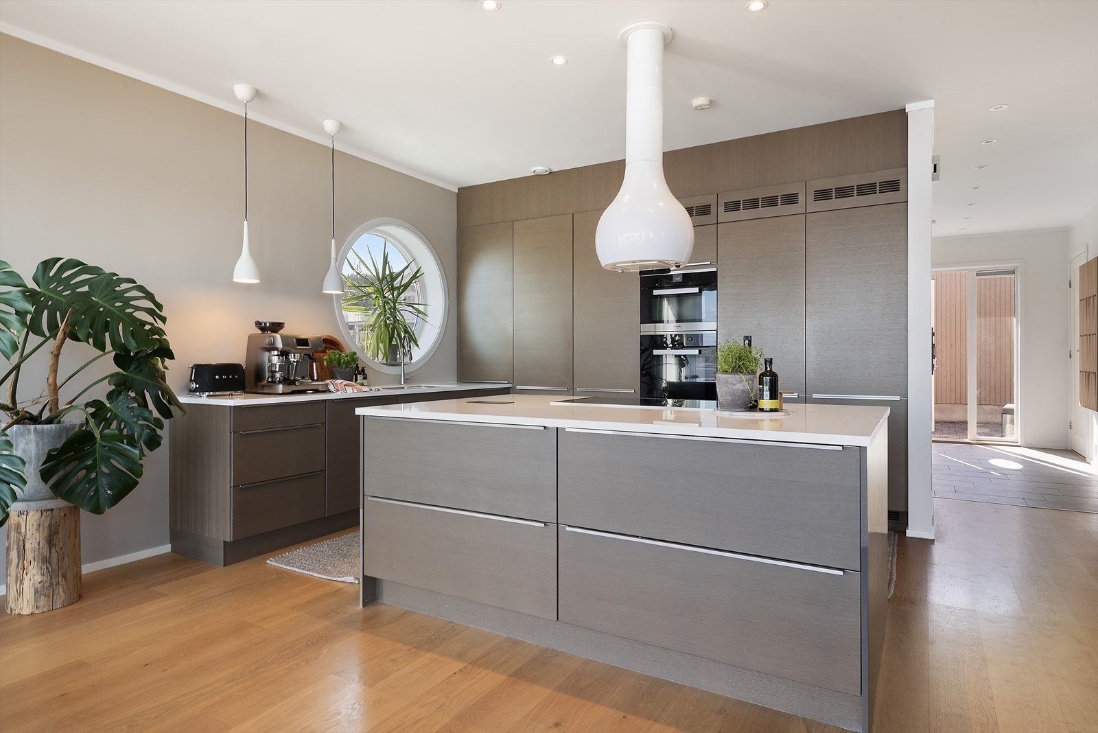 Stort og pent kjøkken. Galleribilde