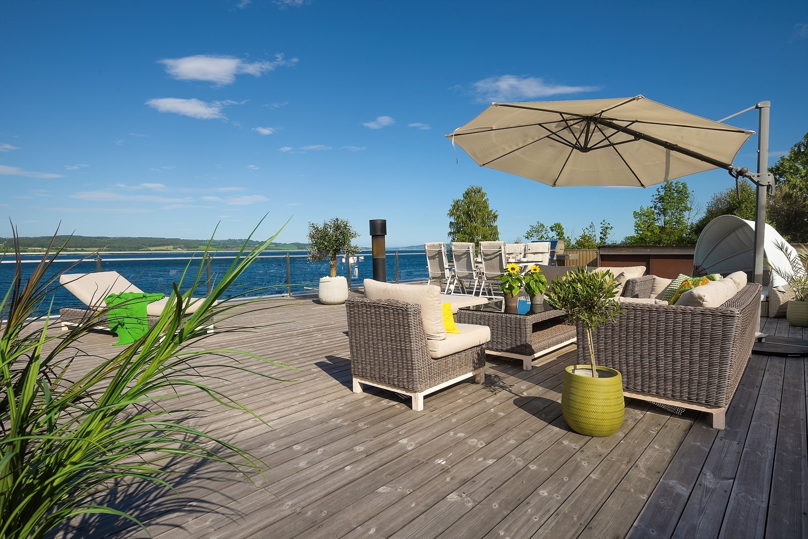 Utsikt mot Nes og Helgøya. Galleribilde