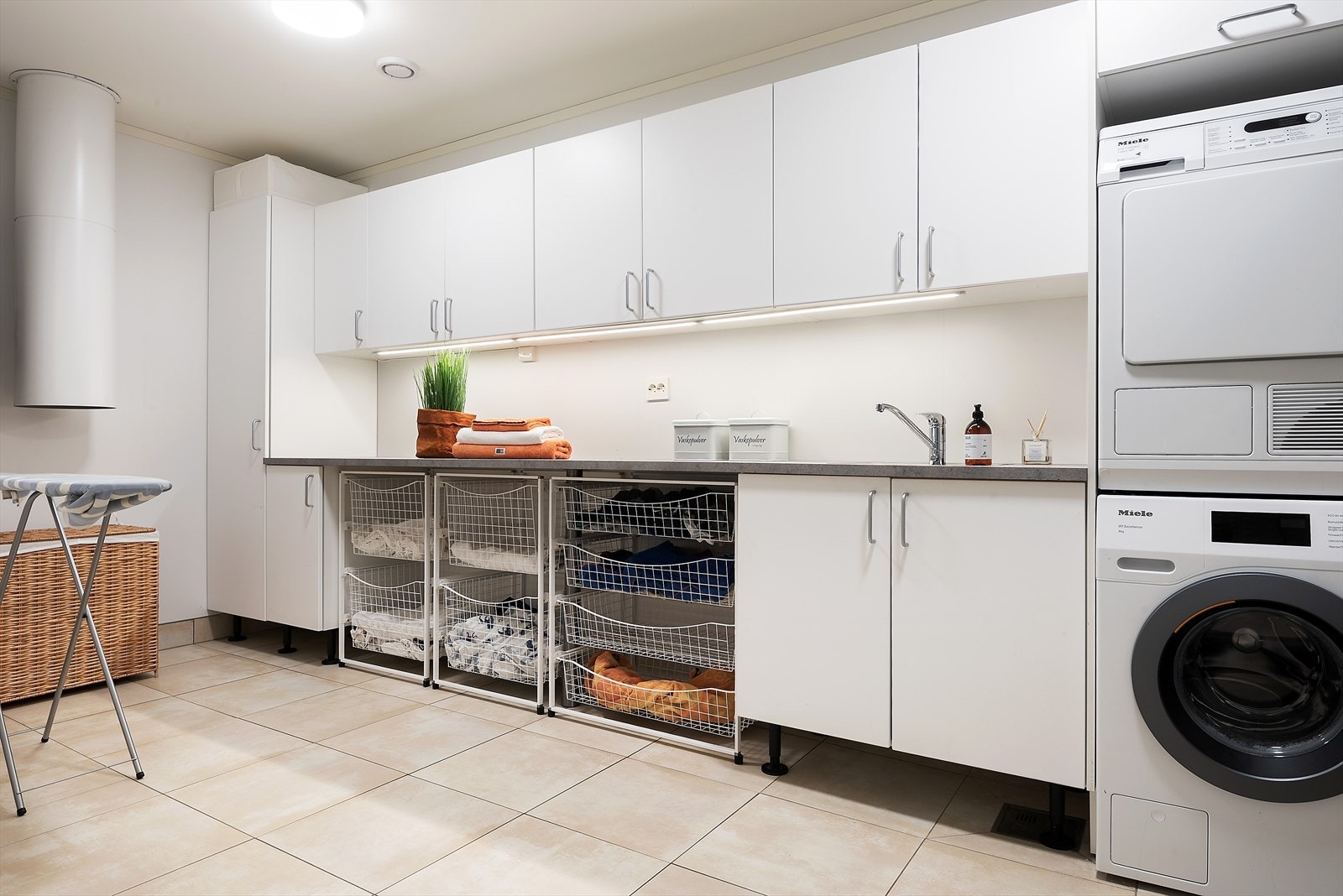 Stort vaskerom i underetasjen. Galleribilde