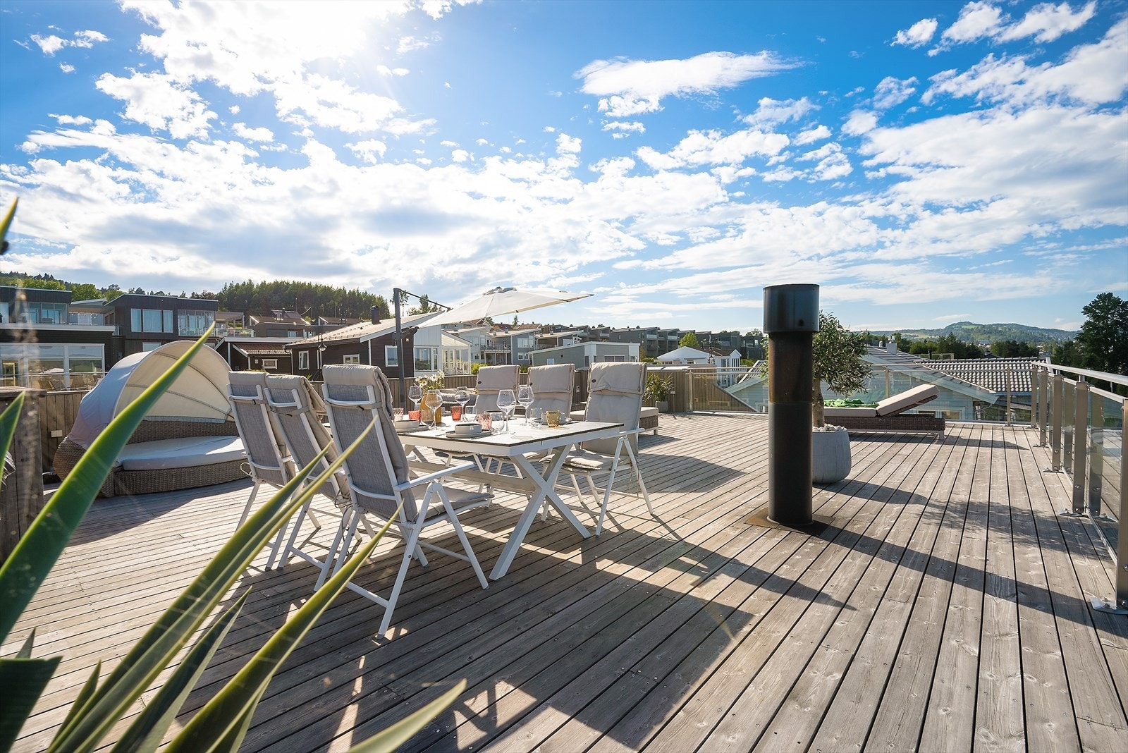 Stor terrasse med plass for møblering. Galleribilde
