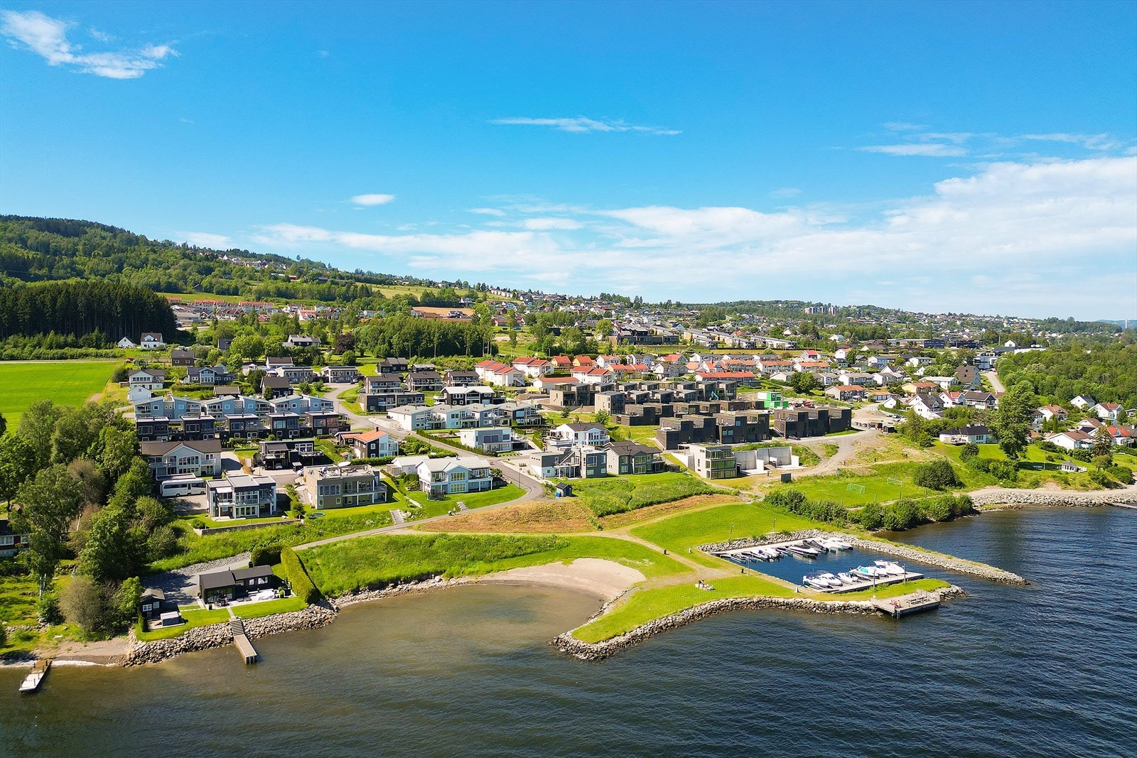 Båthavn og badeplass rett utenfor døra. Galleribilde