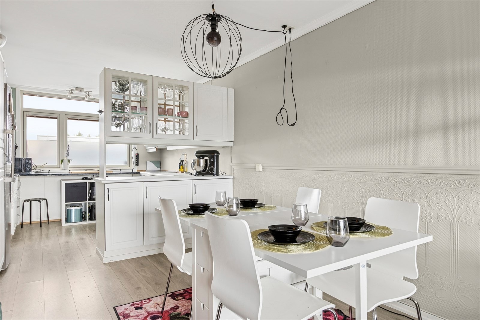 Åpen løsning som skaper god flyt mellom stue/spisestue og kjøkkenet i boligen. Galleribilde