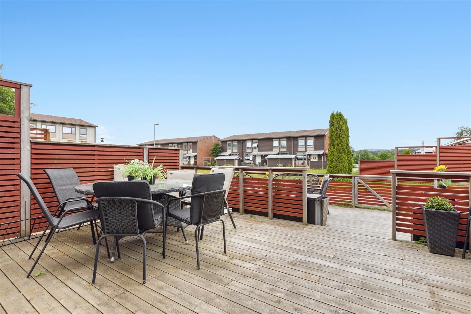 Terrasse med gode solforhold fra midt på dagen og utover ettermiddagen. Populært med grilling på de gode sommerdagene. Galleribilde